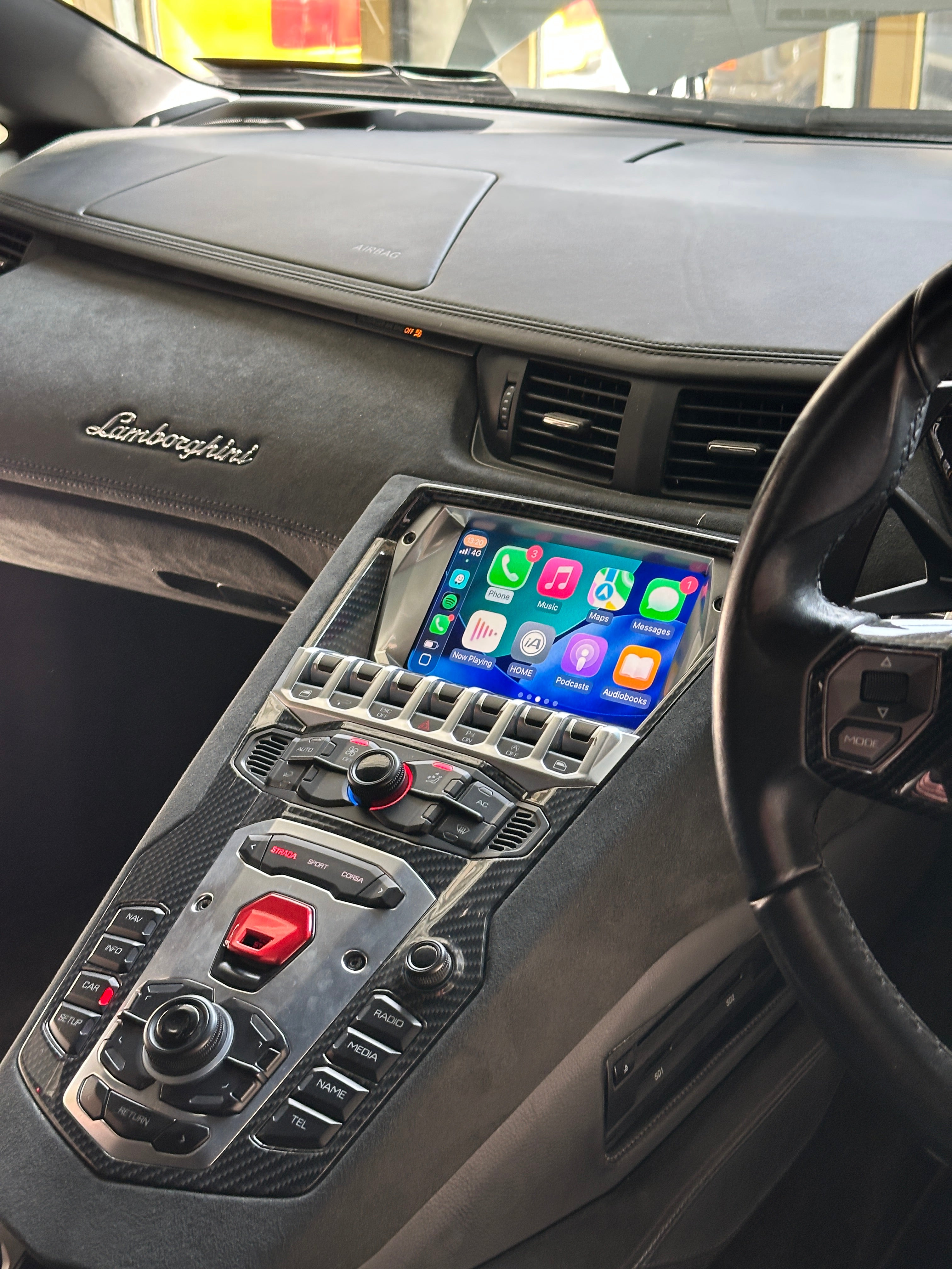 Lamborghini Aventador Apple Carplay
